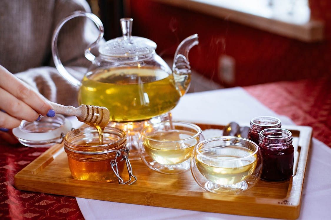 Honey has natural anti-inflammatory and antibacterial properties. (Image via Pexels/ aleria Boltneva)